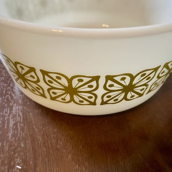 Pyrex Handled Bowl 474 B Round Verde Glass 1 1/2 Qt Kitchen Vintage Green Floral - Picture 2 of 8